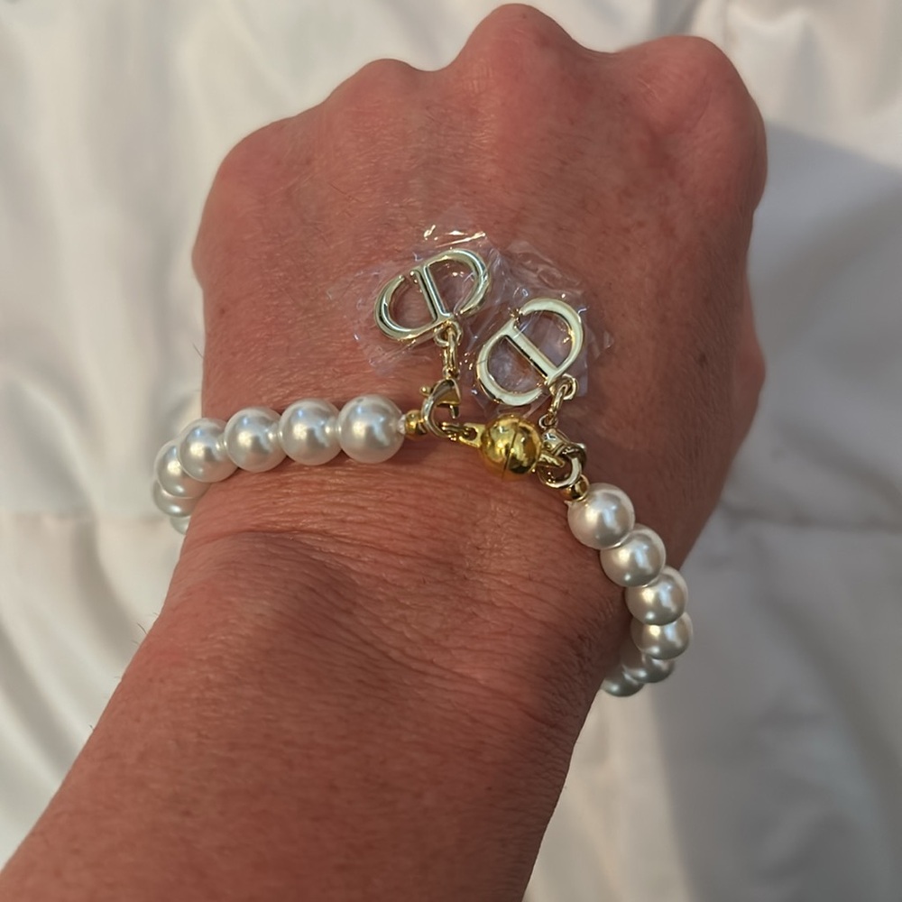 Dior Silver Pearl Bracelet with Gold Accents - Picture 5 of 6